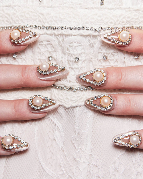 Gemencrusted teardrop nails with large pearl detail over lace.